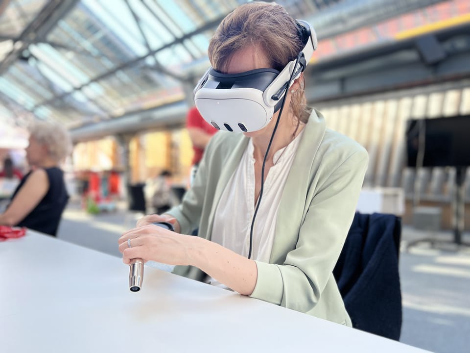 Frau mit VR-Brille und Schweißbrenner-Controller