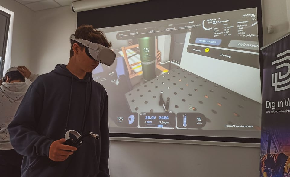 Jugendlicher mit VR-Brille vor einer Leinwand mit Schweißsimulation